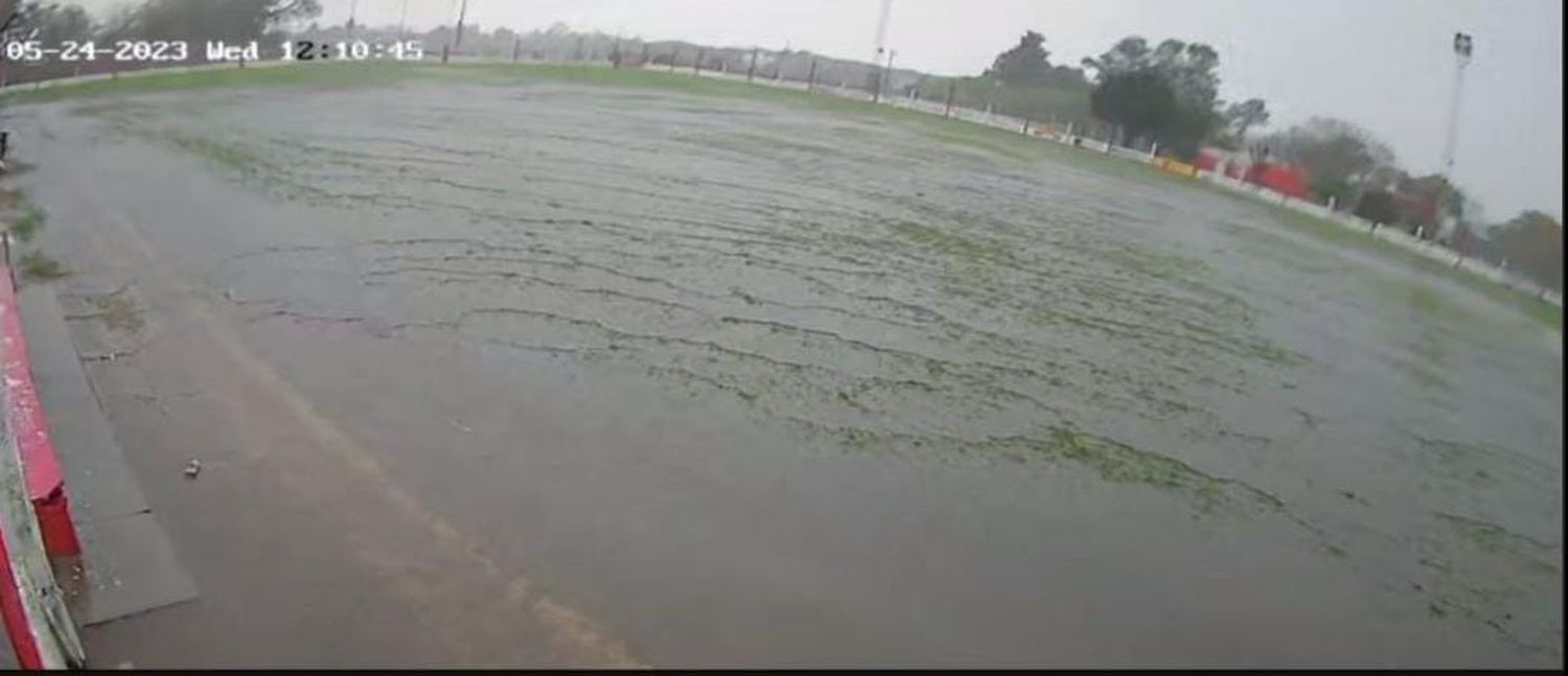 La cancha de Barrio Norte parece una laguna. Las intensas lluvias afectaron el fútbol local y la Liga informó que: en caso de que, por inclemencias climáticas se determinara la suspensión de la fecha la misma se trasladara al día domingo 28/05/2023, mientras que la sexta fecha, será programada en la sesión ordinaria del día lunes 29/05.-
