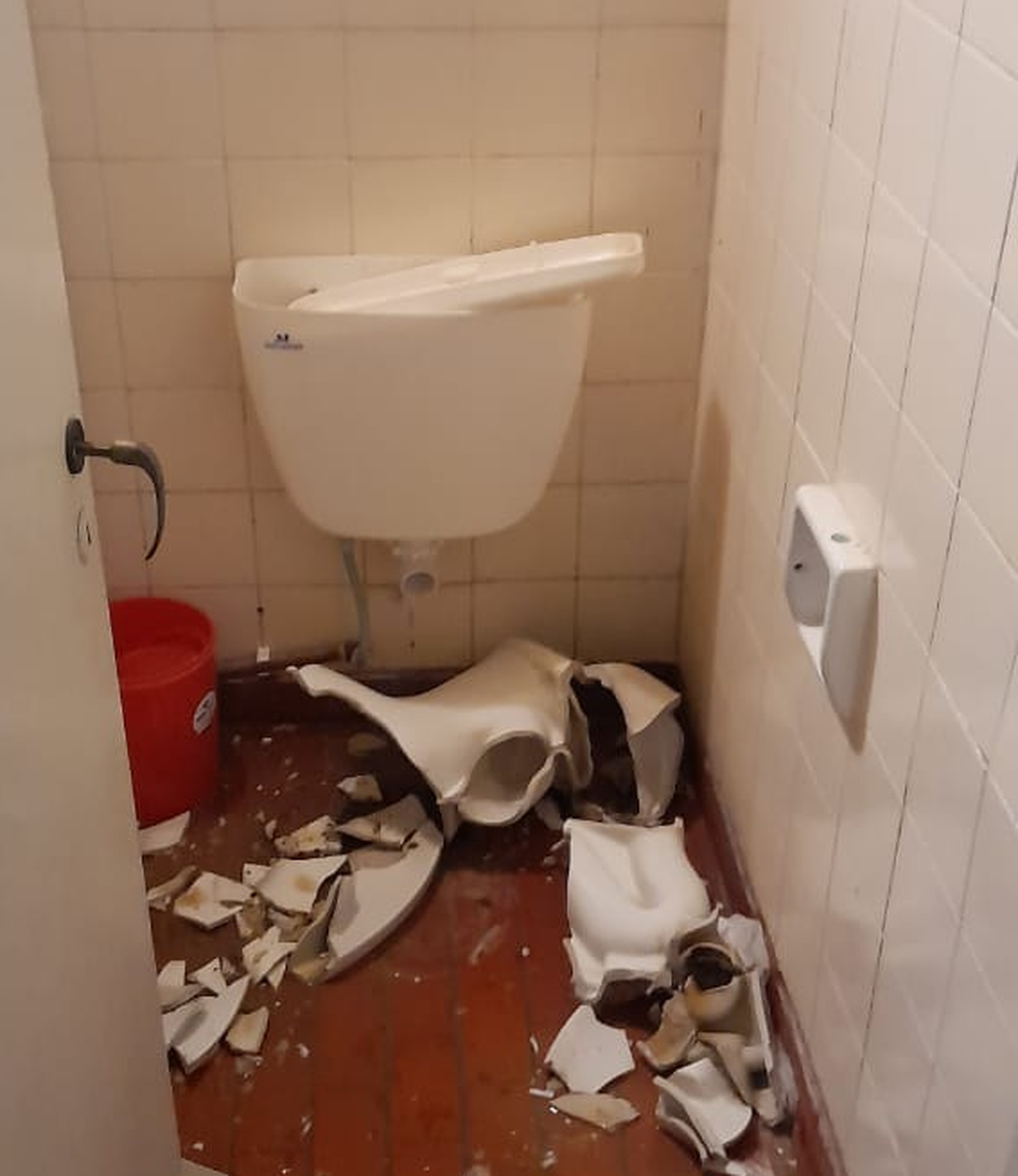 Destruyeron un baño del balneario municipal en Coronel Rosales: “Así no va”, dijo el intendente