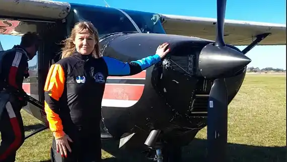 Una mujer murió luego de que su paracaídas no se abriera al saltar de una avioneta
