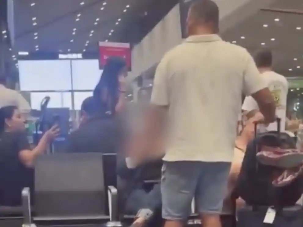 Captura de pantalla del video al momento de la agresión.