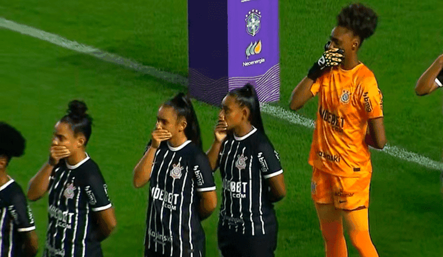 En el partido entre Santos y Corinthians, las futbolistas se taparon la boca con las manos mientras sonaba el himno nacional