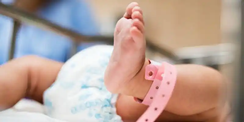 PRETENDÍA vender a su hija recién nacida en Colombia