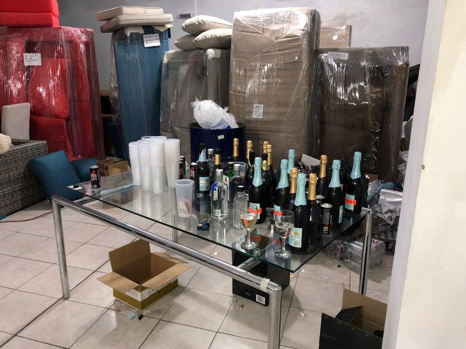 Fiesta clandestina en una mueblería: dos detenidos con pastillas de éxtasis