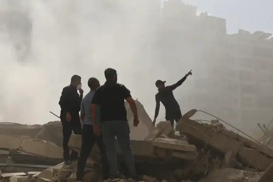 Un grupo de socorristas busca entre los escombros de un edificio completamente destruido en Dahye, un suburbio del sur controlado por Hizbulá en Beirut (Líbano). EFE/Joao Relvas