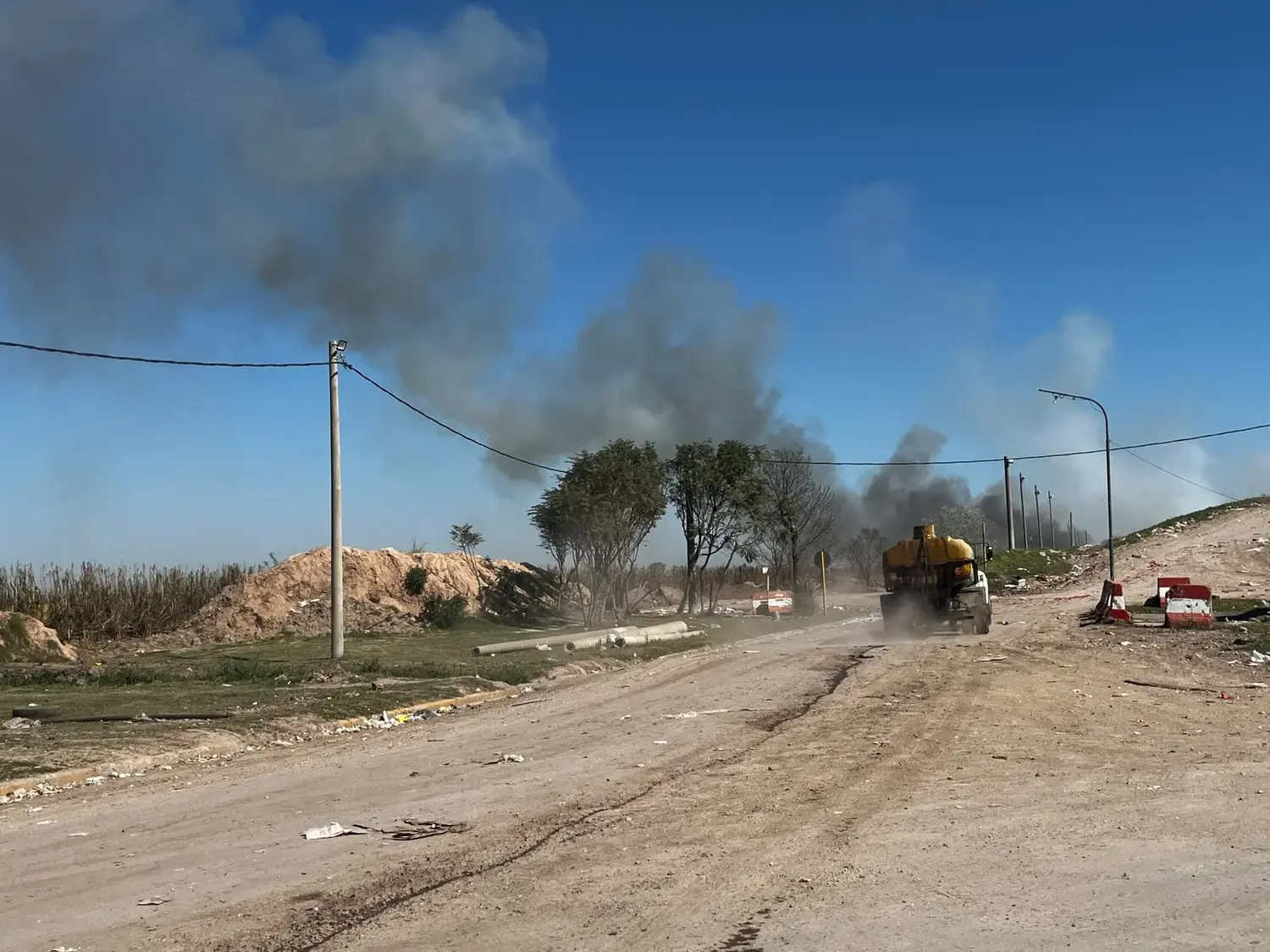 Importante columna de humo por un incendio en el Complejo Ambiental de Rafaela