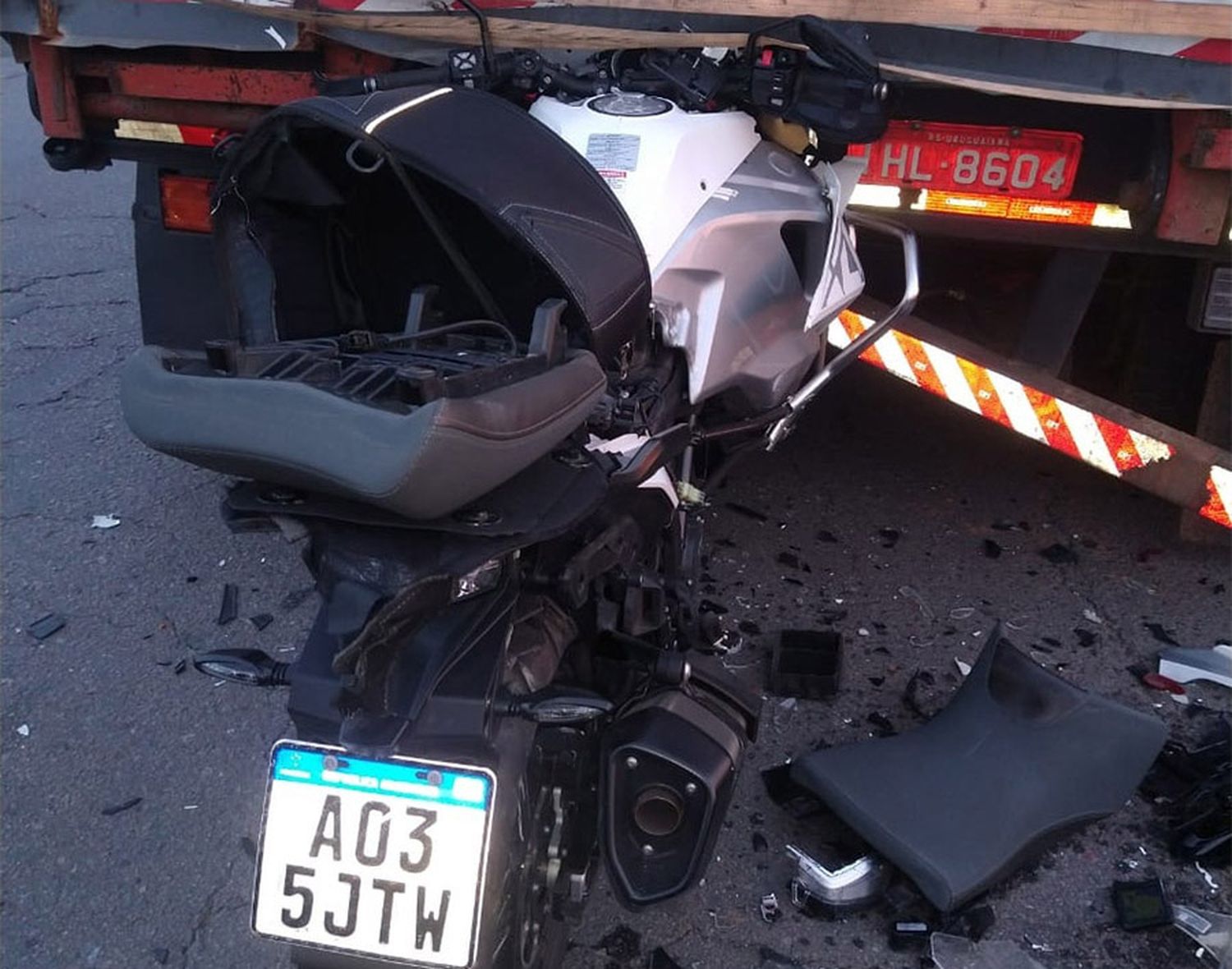 Un motociclista murió tras chocar contra un  camión que transportaba una máquina vial