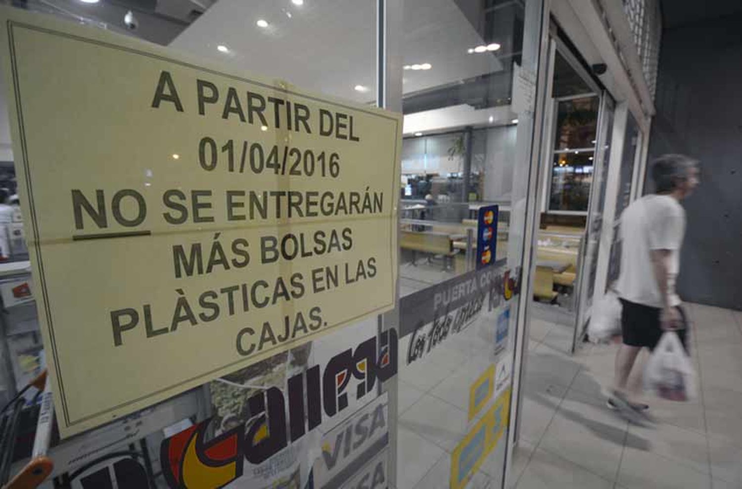 Dos años después, 100 millones de bolsas de plástico quedaron en el camino