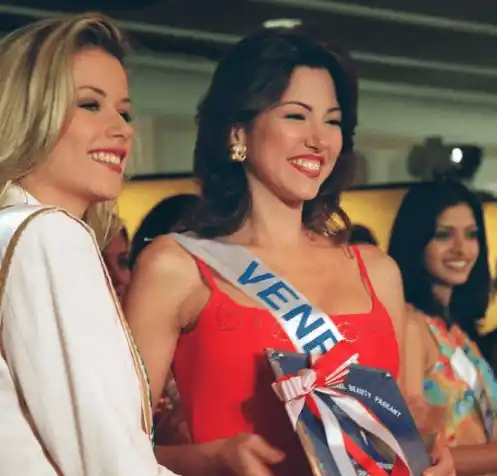 Daniela Kosán ganó e premio de Miss Fotogrenia en el Miss International 98. Foto AFP