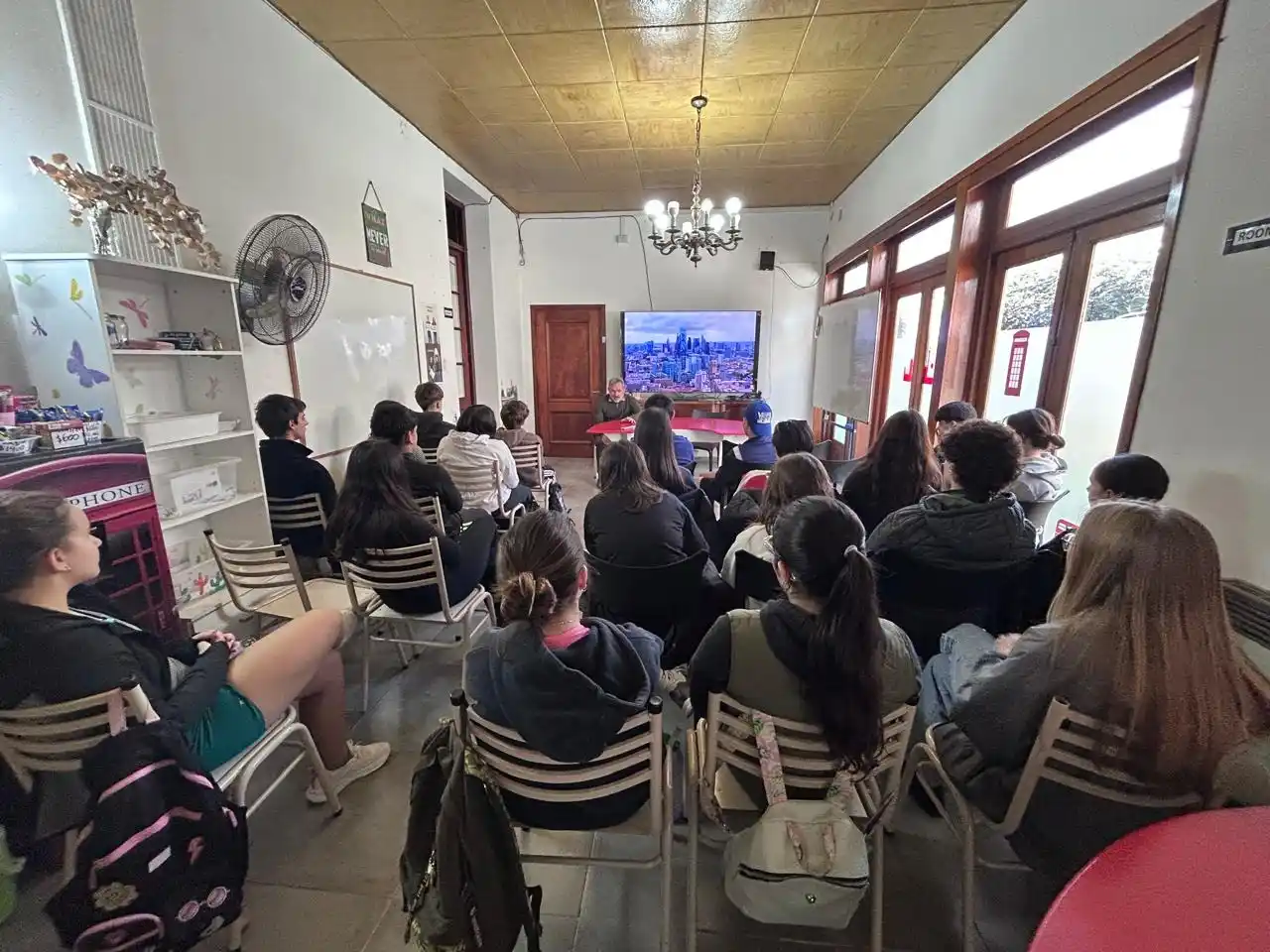 El Debate Pregón dio una charla sobre escritura periodística en el Instituto Welcome