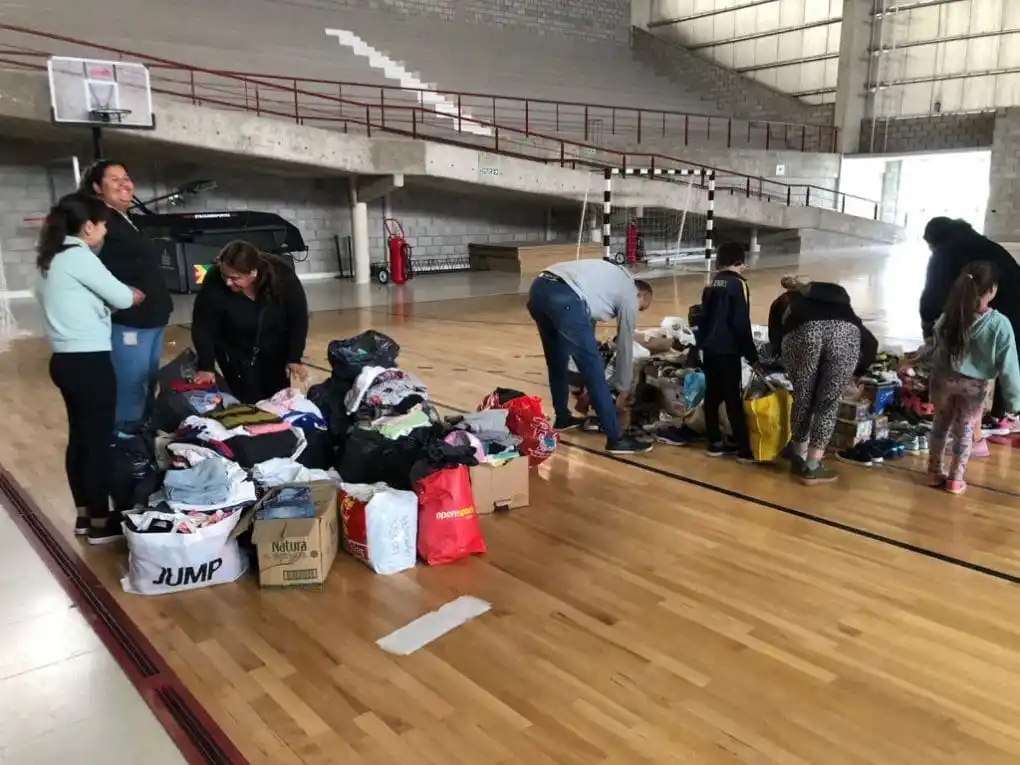 En el Polideportivo, se entregan donaciones para vecinos afectados por el temporal