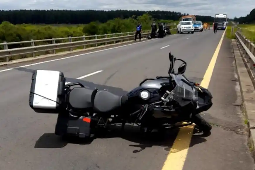 Brasileños que viajaban en moto se accidentaron en la Autovía 14 y sufrieron heridas graves