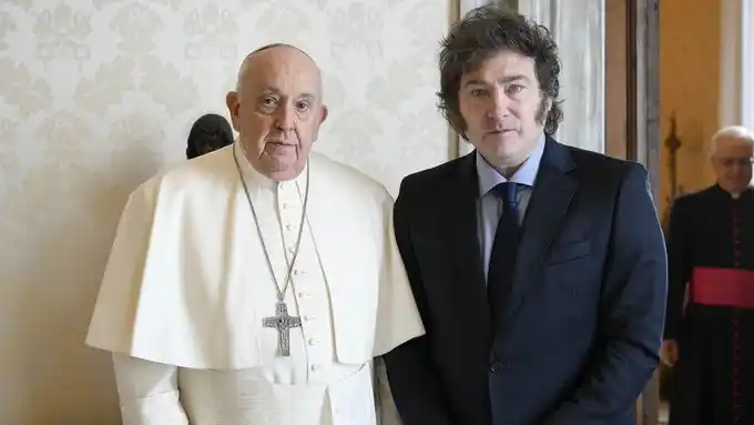 Papa Francisco junto a Javier Milei