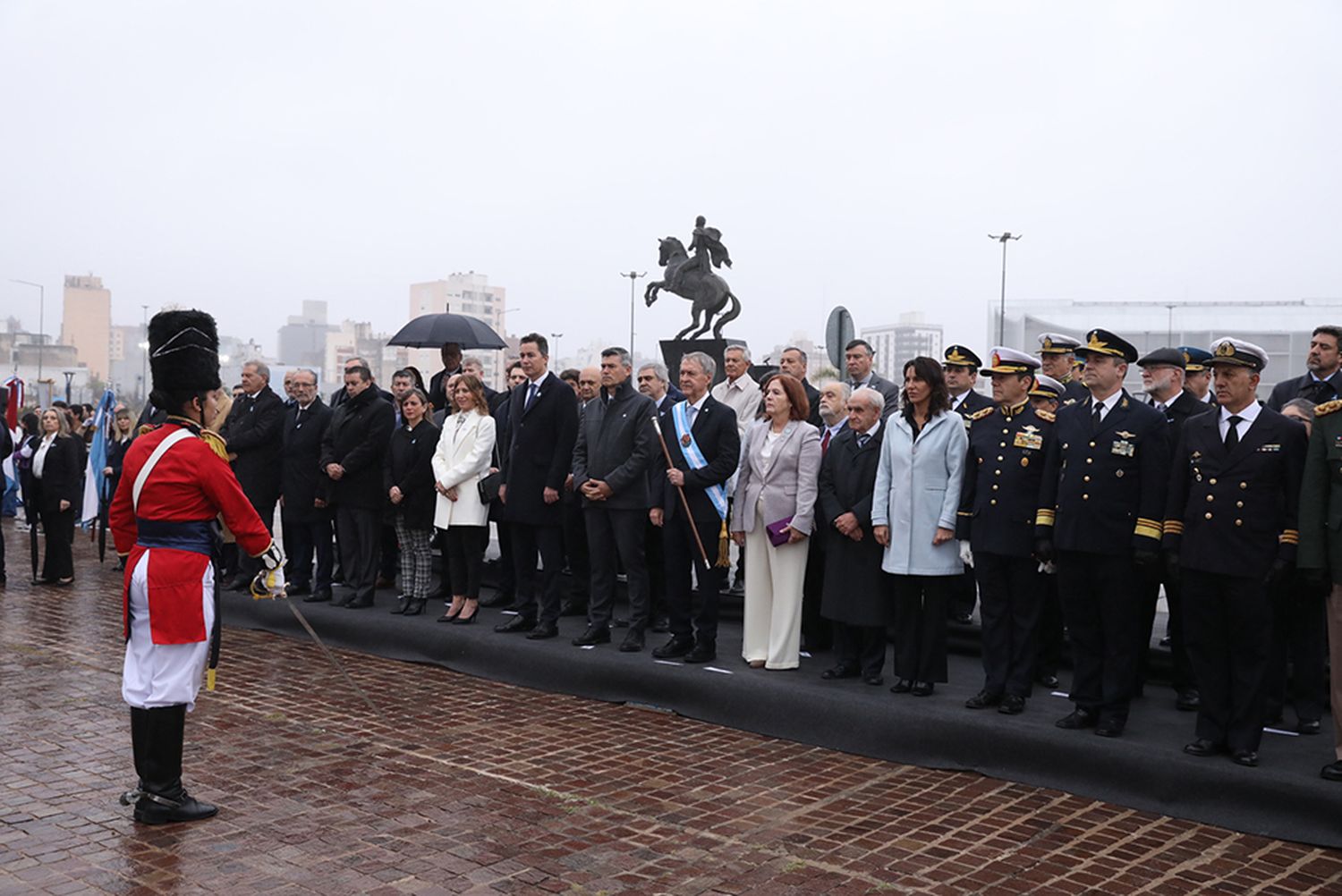 El gobernador Juan Schiaretti encabezó los actos por el 207° aniversario de la Declaración de la Independencia Nacional.