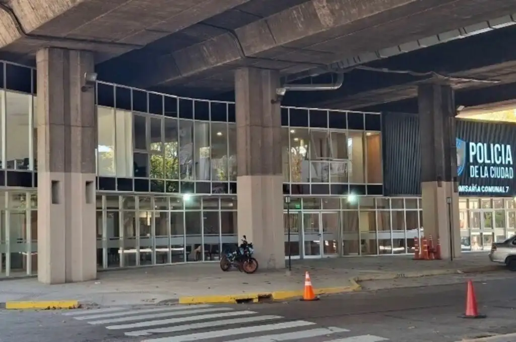 Policía muerto tras caerle un cartel encima