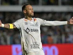 Ney fue ovacionado cuando ingresó al juego que terminó 1 a 1 .Foto:Nelson Almeida/AFP