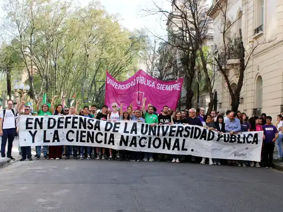Rosario marchó en defensa de la universidad pública y en rechazo al veto presidencial