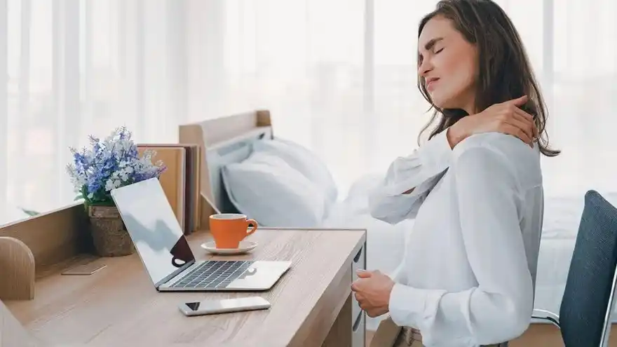 El uso excesivo de dispositivos electrónicos genera cada vez más trastornos musculares y visuales.