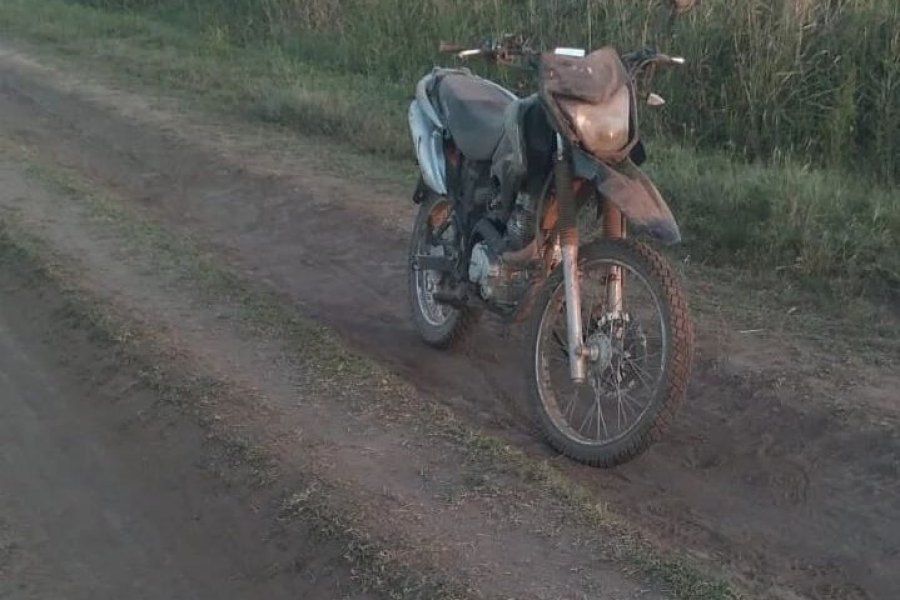 Un menor de edad en moto chocó contra un vacuno en un camino rural