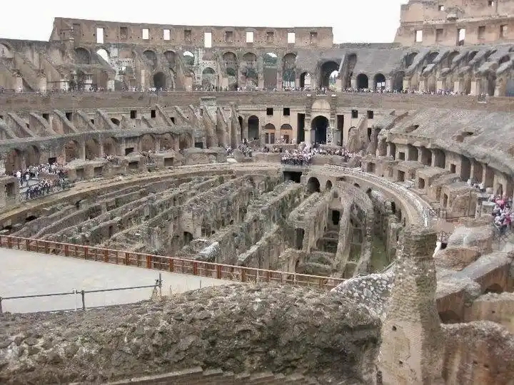 El interior del Coliseo romano-
