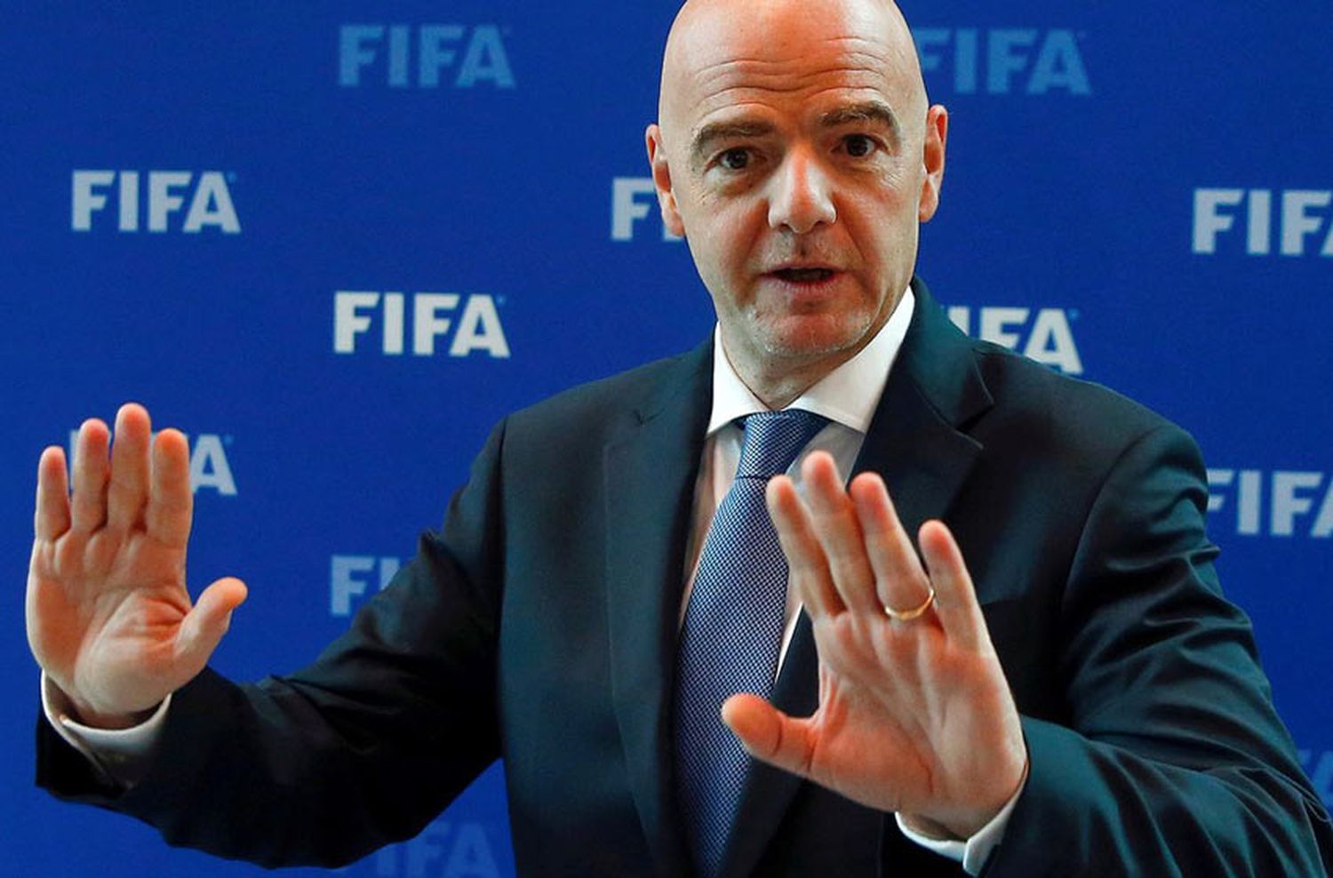 Infantino prioriza la salud: “No vale la pena arriesgar la vida de las personas por un partido de fútbol”