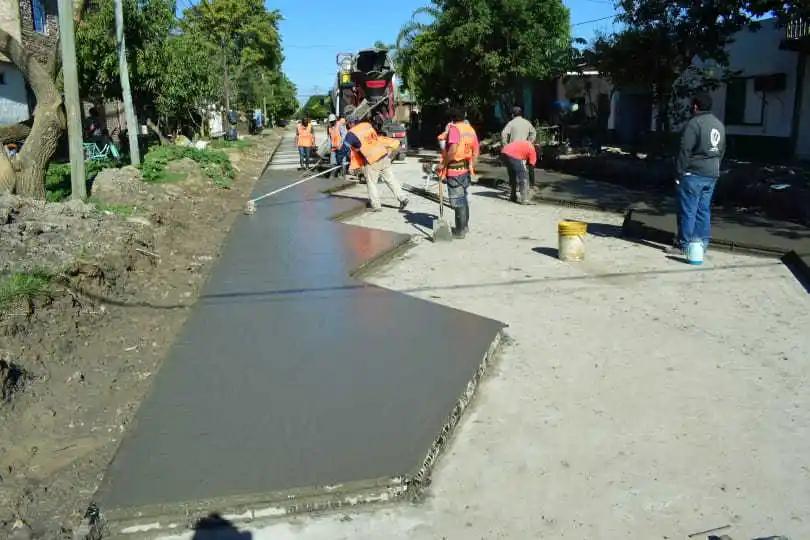 Continúan a buen ritmo la pavimentación y construcción de paseos saludables y comerciales