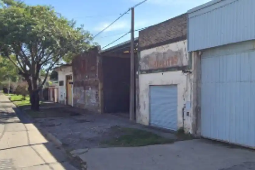 Un mecánico fue aplastado por el chasis de un camión mientras trabajaba en un taller de zona sur