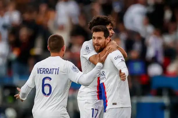 Messi, felicitado por sus compañeros.