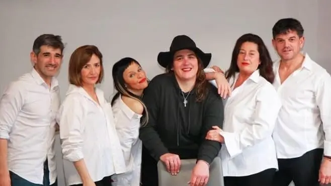 Elenco de Expuestos. Nacho Fernández, Silvina Avendaño, Karina Nicolás, Belén Serre Suárez, Verónica Frechero y Marcelo Bruno