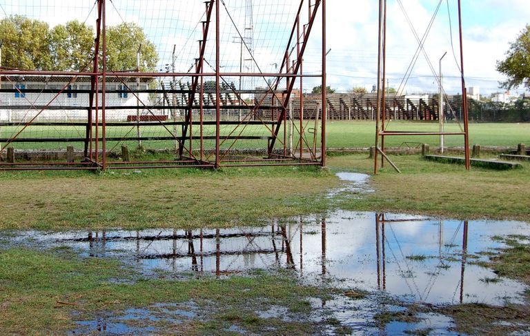 Imagen de archivo del Estadio Municipal con agua, escenario del partido que debían jugar hoy Pueblo Nuevo y Sud América.