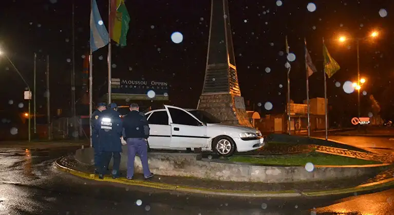 Otro alcoholizado al volante: se incrustó en un monumento  