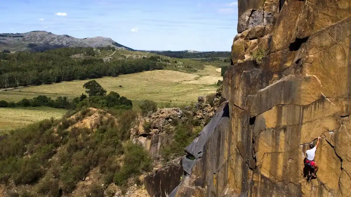 El montañismo y los deportes de aventura ganan cada vez más espacio en Tandil, donde reclaman la plena implementación de las ordenanzas que regulan la actividad.