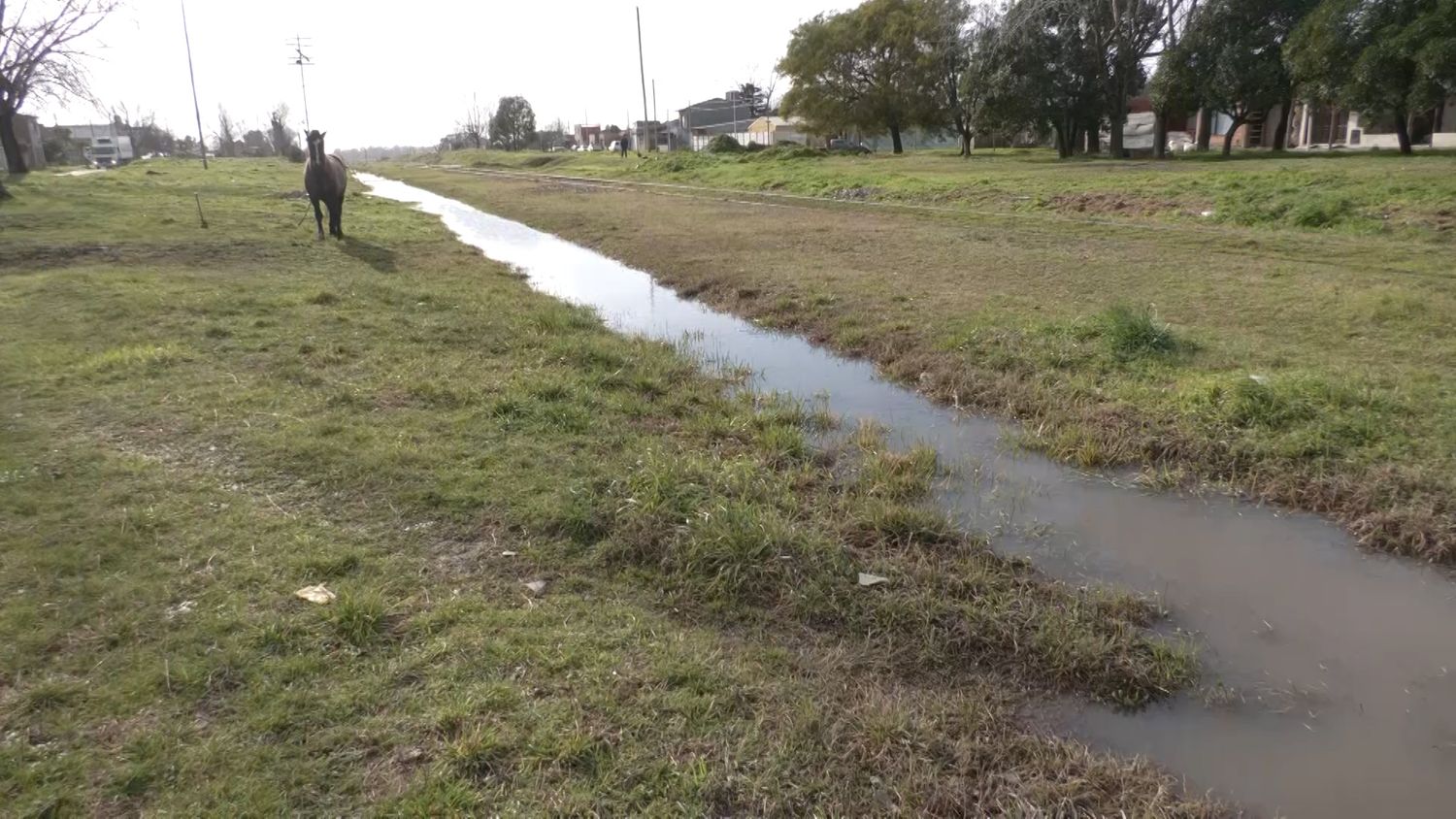 Vecinos reclaman por inundaciones