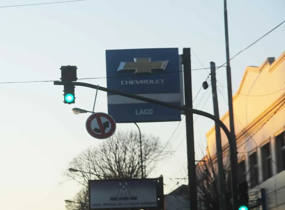 Un cartel a punto de caerse en la 59 y 44