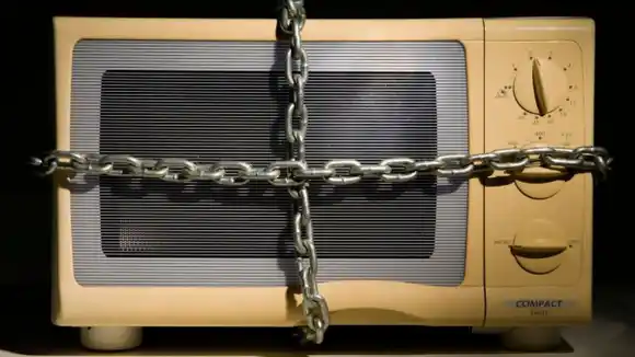 Peligroso para la salud usar estas 3 cosas en el microondas