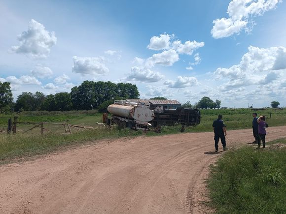 Volcó un camión en el camino rural de Colonia Vélaz