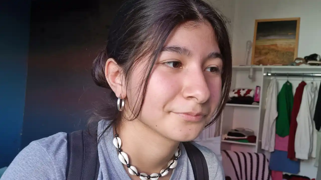Luciana mide 1,59 metros, es de tez blanca, tiene ojos marrones y cabello oscuro, largo y lacio hasta la cintura.
