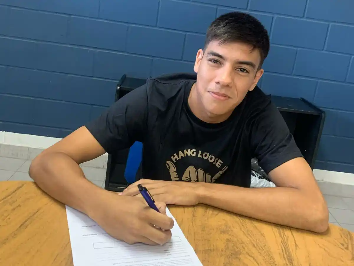 Enzo Fernández, firmando su contrato. Créditos: Prensa BH