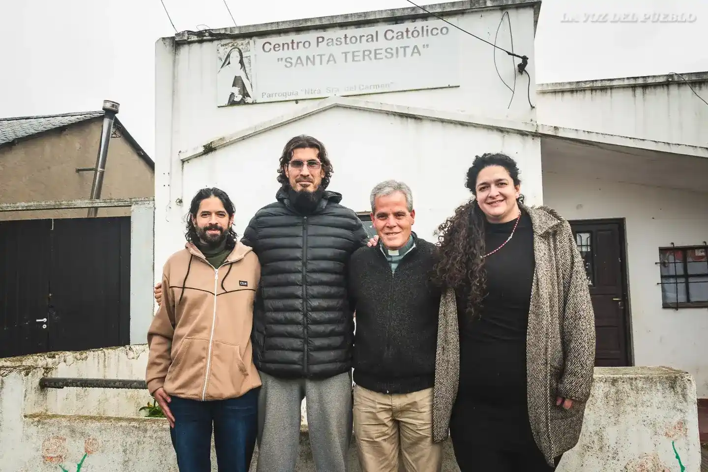 Ignacio Baigorria Romero, Manuel Olivera, el padre Roberto Buckle y Manuela Duhalde en el Centro Pastoral, ubicado en French 1750