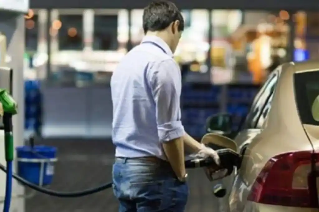 El oficial la disposición que permite el autoservicio de combustibles en las estaciones de servicio.