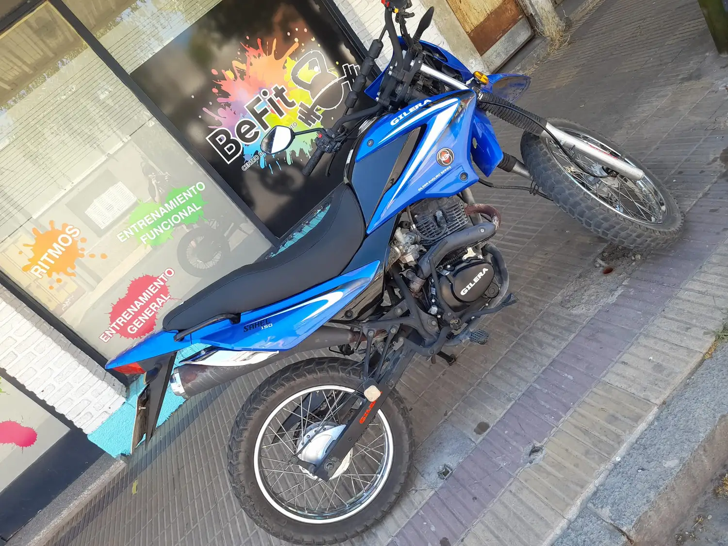 Robaron una moto y dejaron los espejos