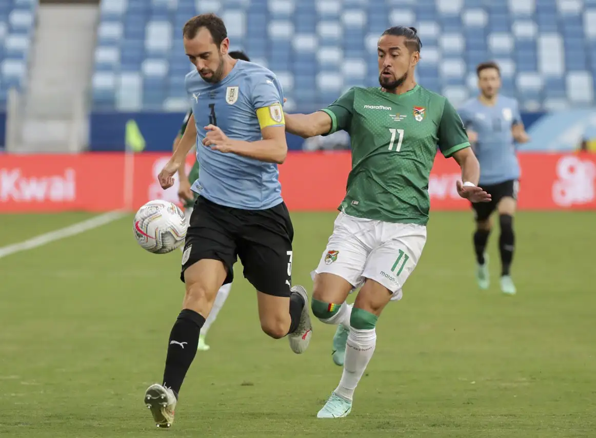 Cavani y Medel, en un duelo sin ganadores.