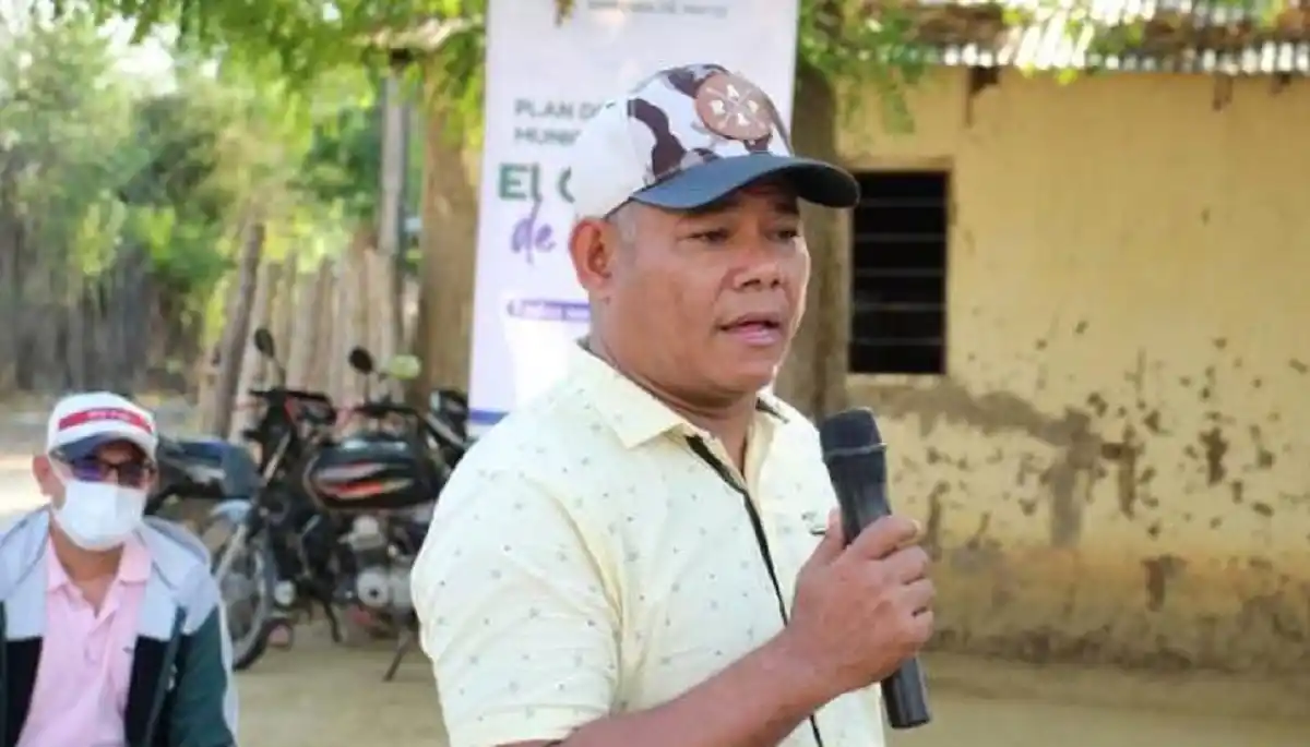 ¡POBLADA INCENDIÓ POTRERO DONDE SE ESCONDÍA UNO DE LOS RESPONSABLES! Alcalde en Colombia entre la vida y la muerte tras atentado