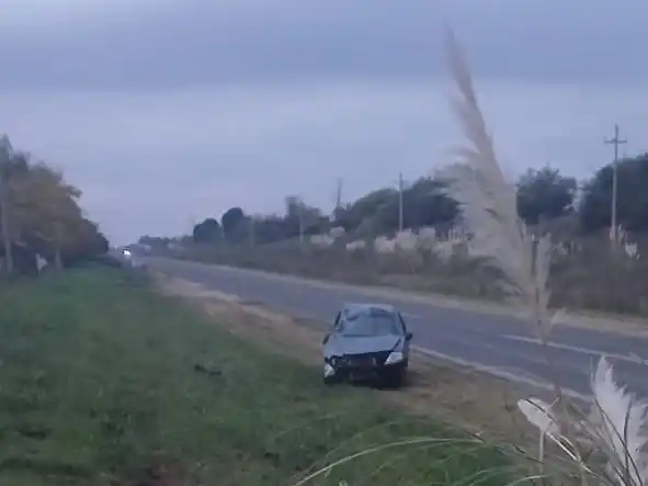 Accidente en Ruta 11: un auto volcó e inició un incendio, pero fue sofocado por la conductora