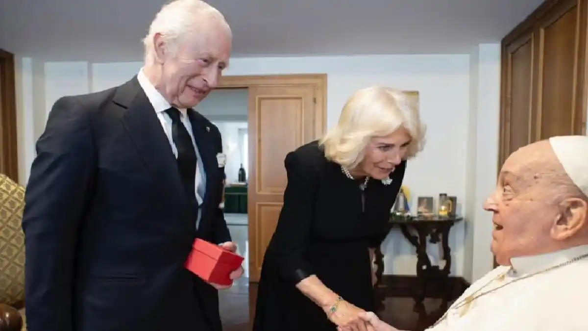 Con mejor semblante: el papa FRANCISCO recibió a los reyes Carlos y Camila