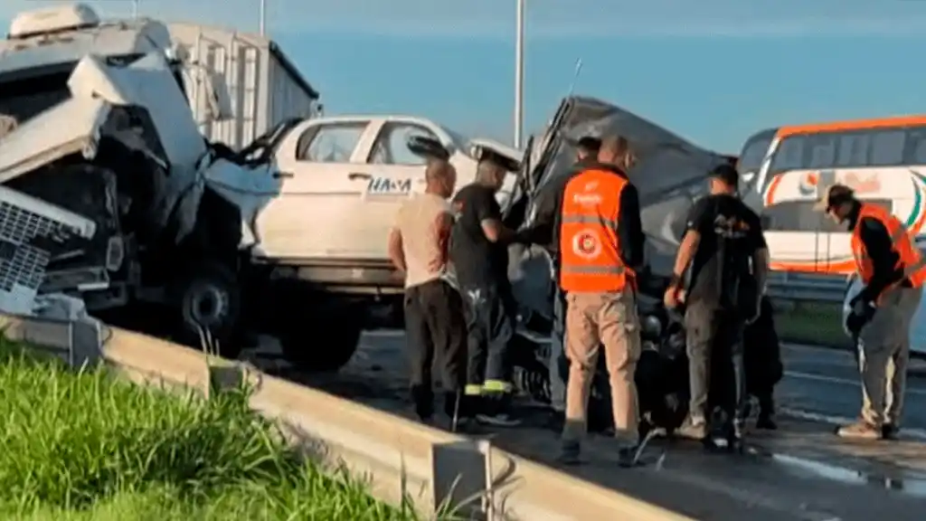 choque en cadena y vuelco de camion en la autopista santa fe - rosario - 2