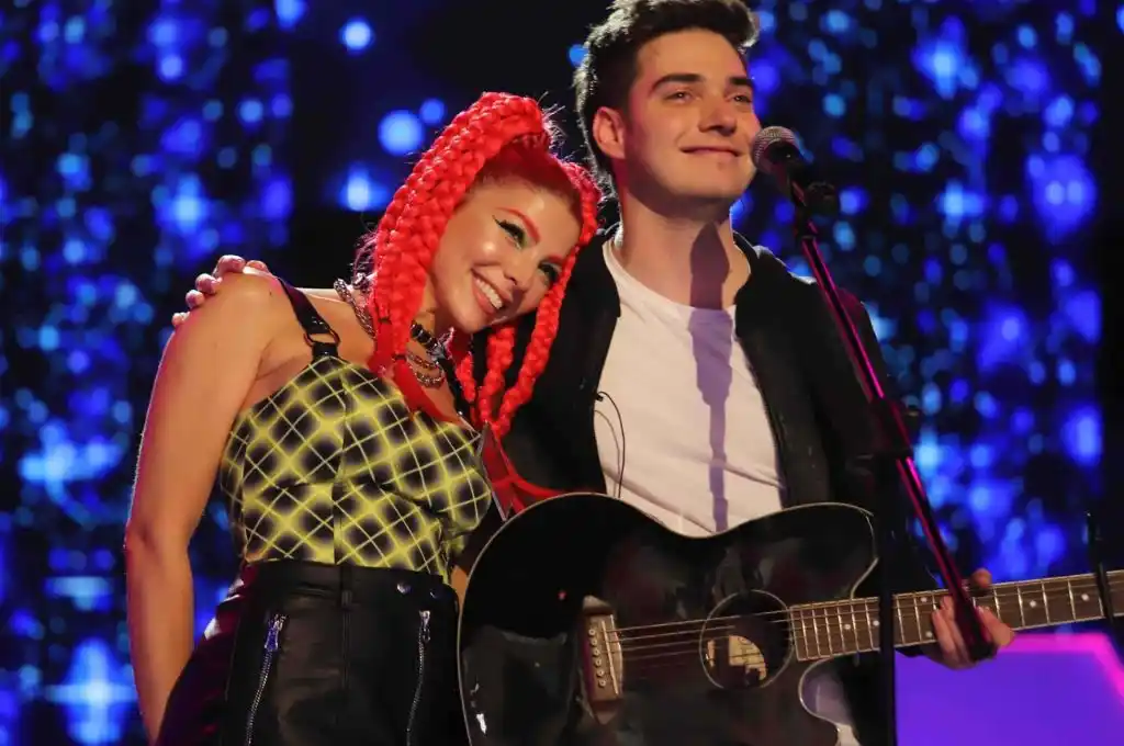 “Canta Conmigo Ahora”: un participante cantó a dúo con Crash, la jurado revelación