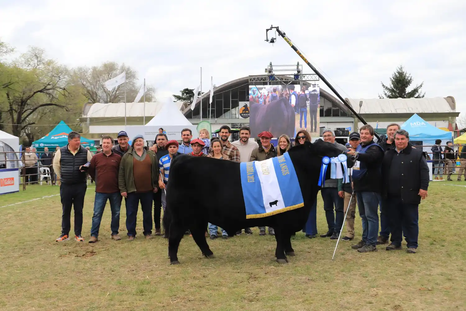 Traigan mástiles que las banderas las pone Arandú