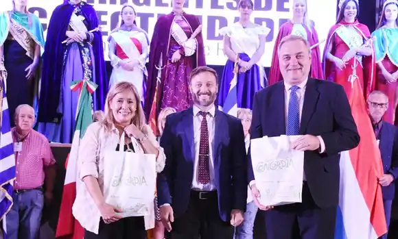 El Intendente Azcué participó del encuentro nacional de dirigentes de colectividades