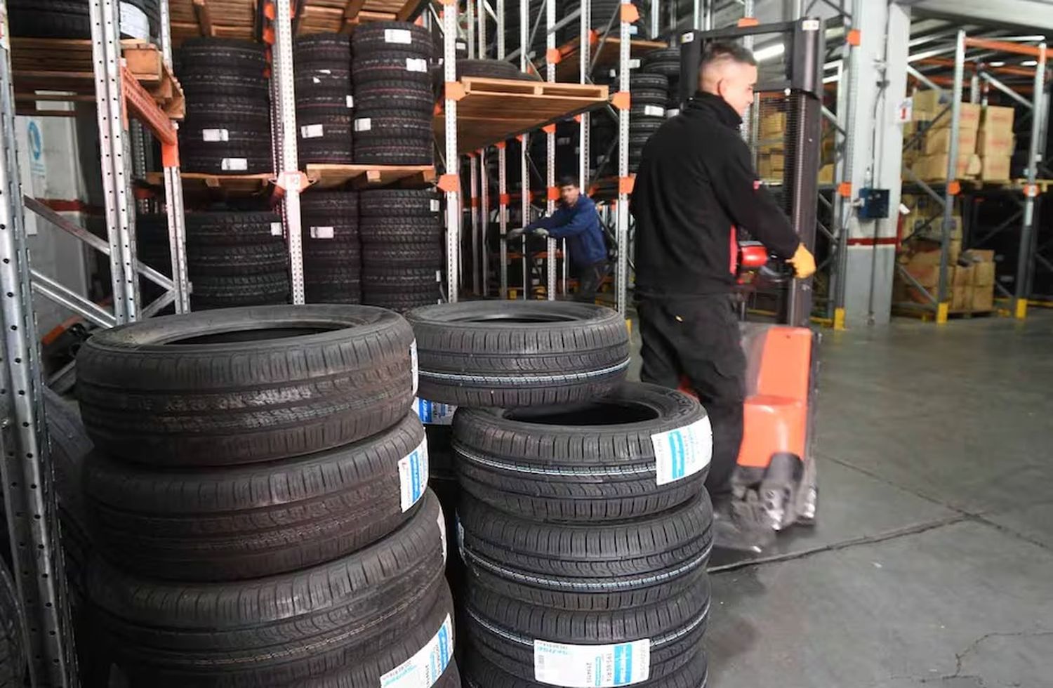 El Gobierno baja aranceles para importar neumáticos más baratos: tensión en las plantas de FATE, Bridgestone y Pirelli