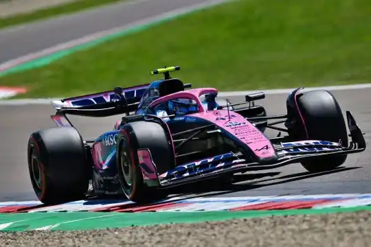 Franco Colapinto abordo de su Alpine en Imola.